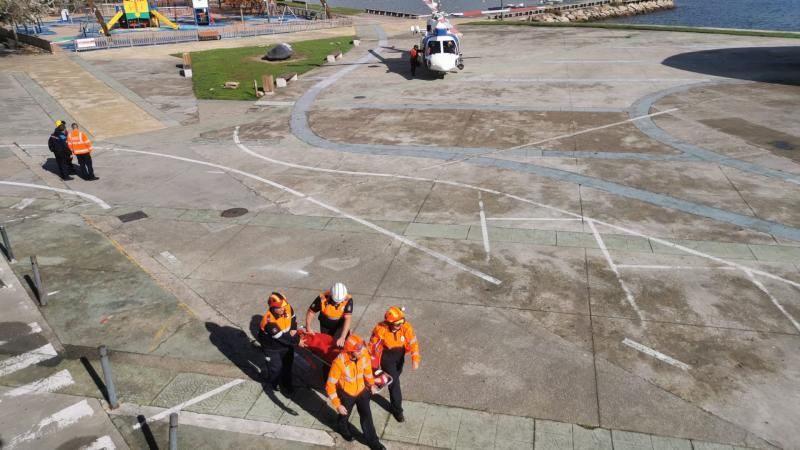 El rescatado, trasladado por voluntarios de Protección Civil.   | Gonzalo Núñez