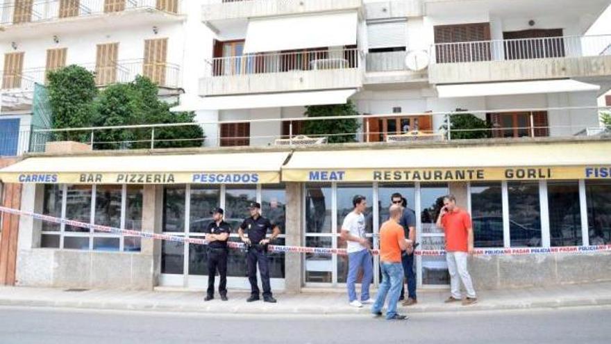 Varios policías, a las puertas del restaurante donde se produjo el homicidio en junio de 2014.