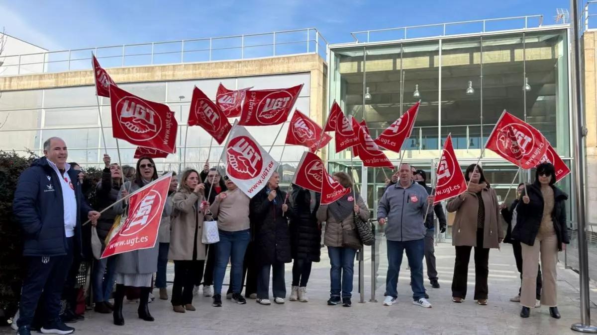 La plantilla de limpieza del edificio La Paz de Mérida se manifiesta por los retrasos salariales.
