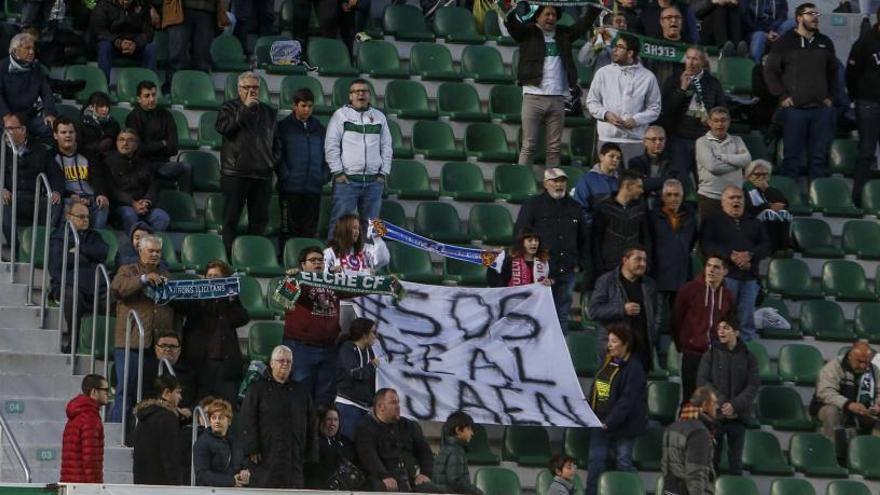 Pancarta de apoyo al Real Jaén que se pudo ver durante el partido Elche-Zaragoza en la zona de tribuna