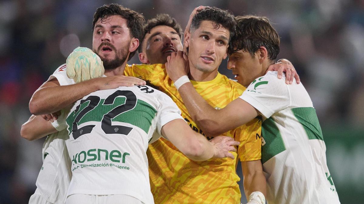 Dituro, felicitado por sus compañeros tras una parada en el partido contra el Oviedo