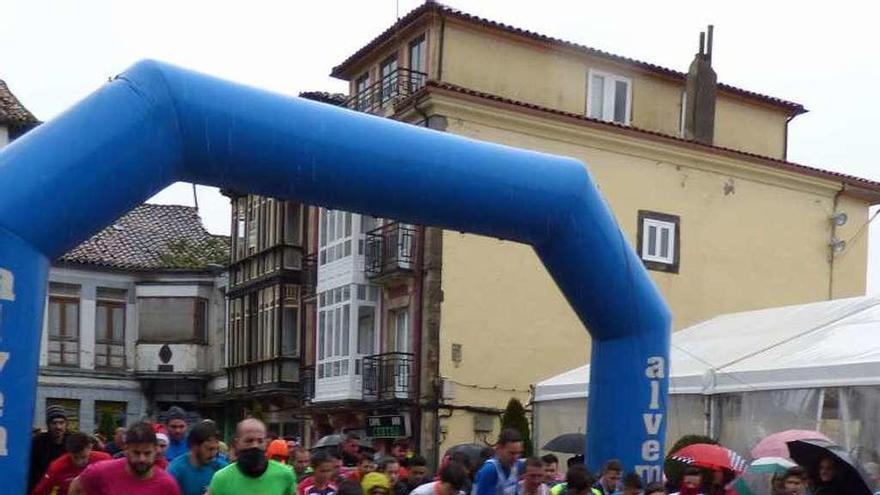 Participantes en la &quot;San Silvestre&quot; de Tineo.