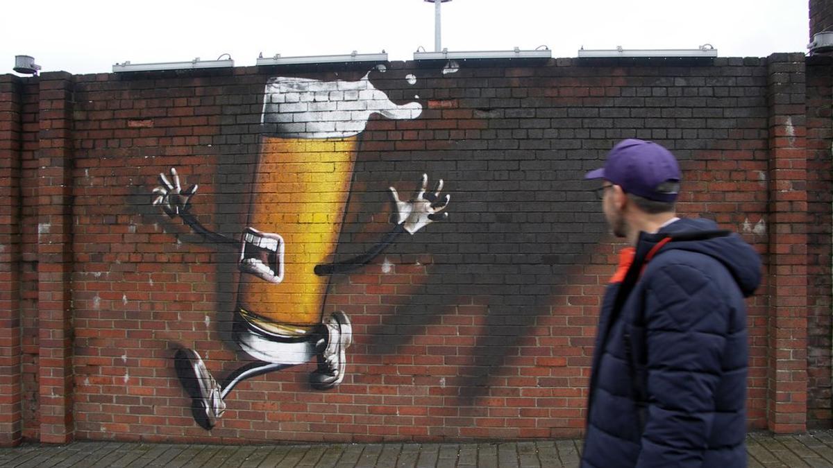 Uno de los murales de la fábrica de Tennent¿s con grafitis cerveceros