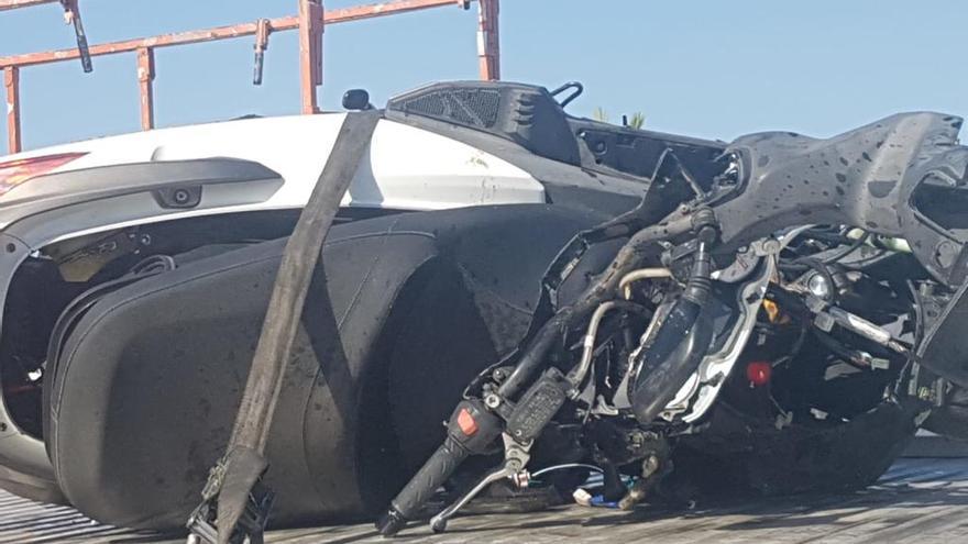 La moto, una «scooter» de 125 cc, quedó destrozada por el impacto, que también dañó el autobús.
