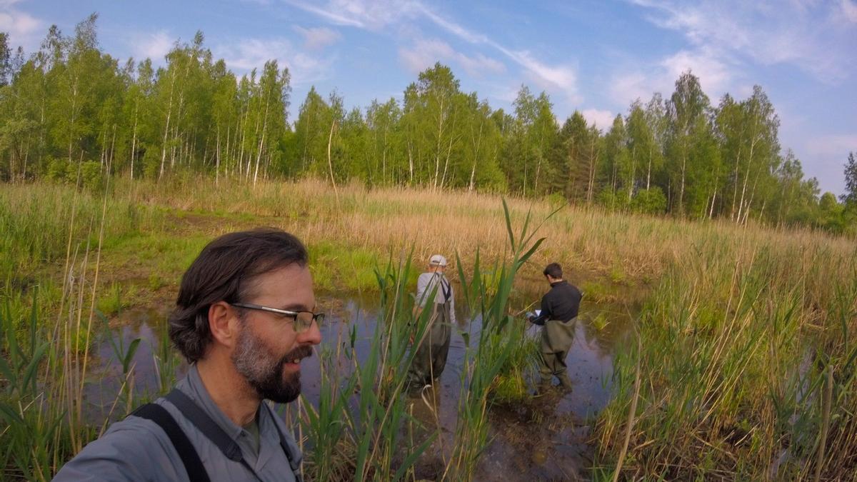 Germán Orizaola en primer término, durante un trabajo de campo en los humedales de Chernóbil