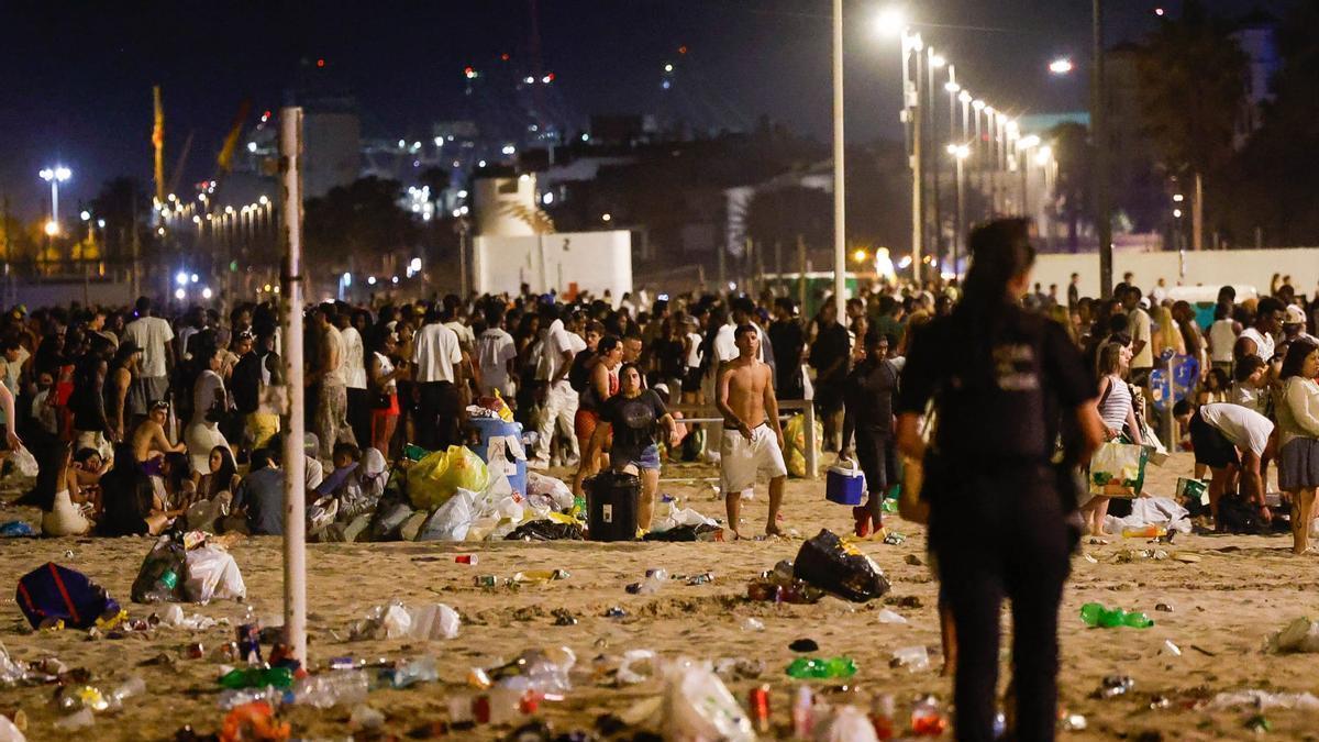 La Policía Local desaloja las playas del norte tras la noche de San Juan
