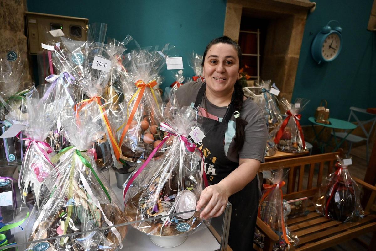 Lidia Fariña con algunas de las monas de Pascua que salen en estas fechas de su obrador.