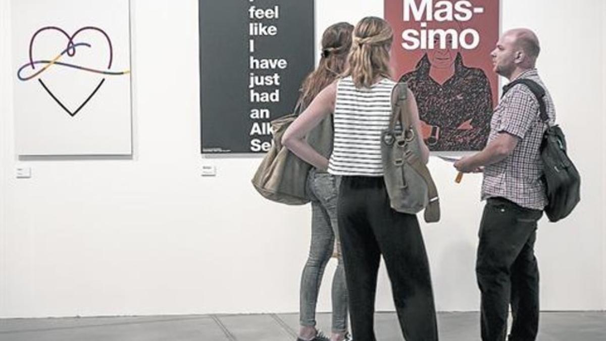 Un grupo de visitantes, el pasado fin de semana, en la exposición 'Timeless Massimo Vignelli'.