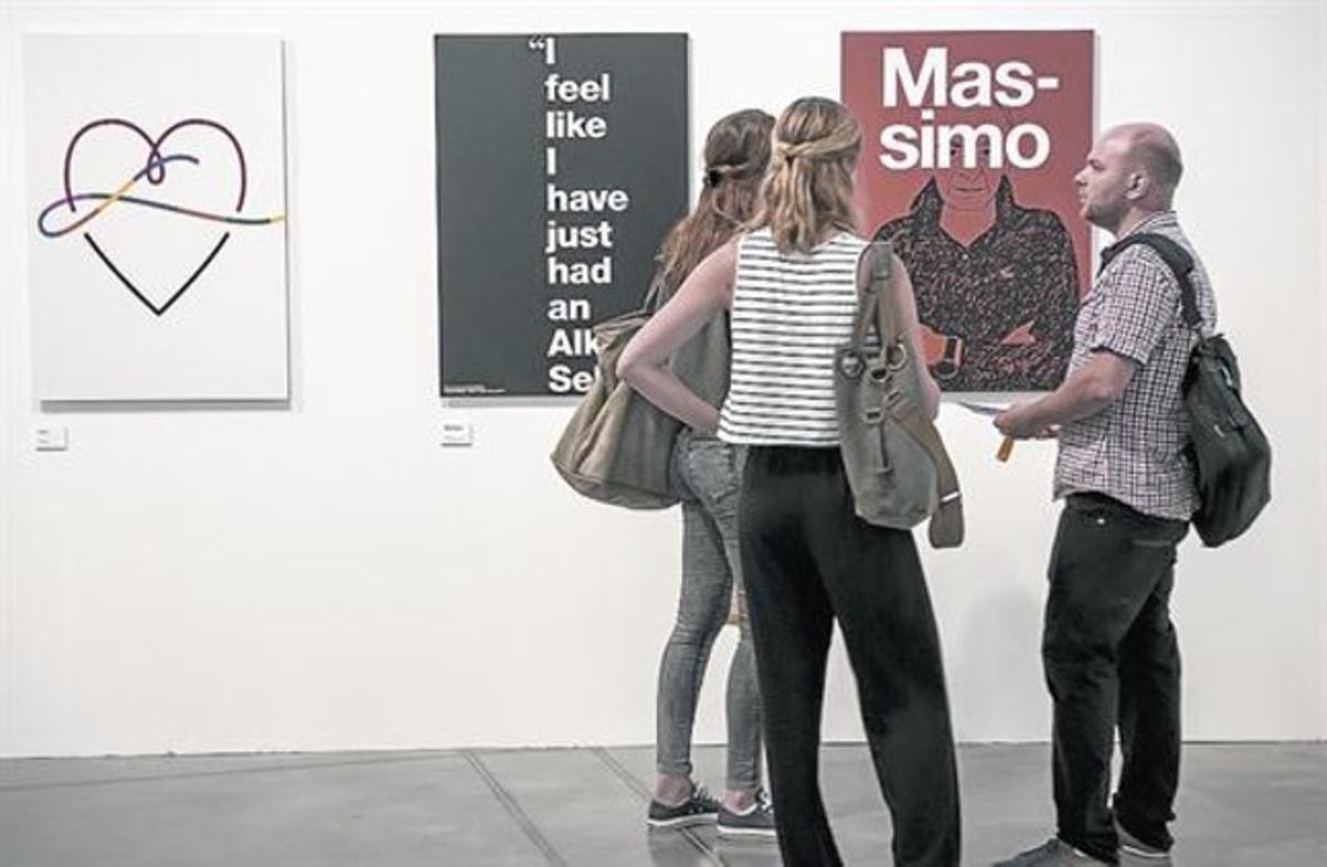 Un grup de visitants, el cap de setmana passat, a l’exposició ’Timeless Massimo Vignelli’.