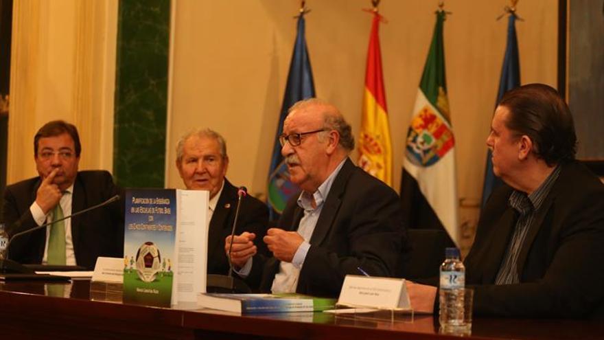 Vicente del Bosque concita expectación en Badajoz