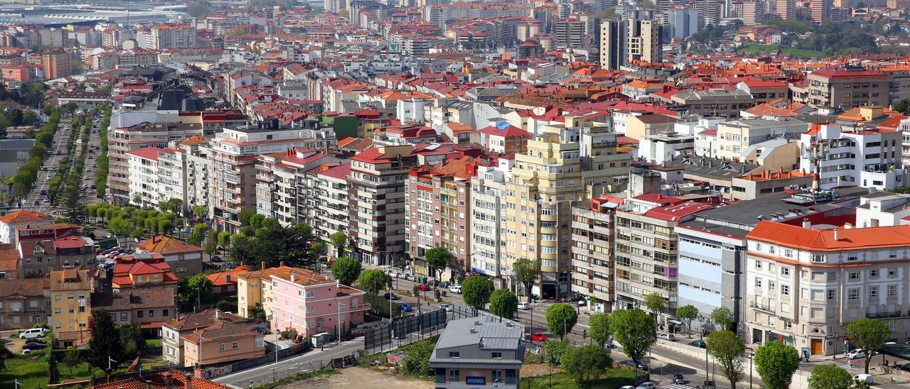 Edificios repartidos a lo largo de uno de los márgenes de Gran Vía.