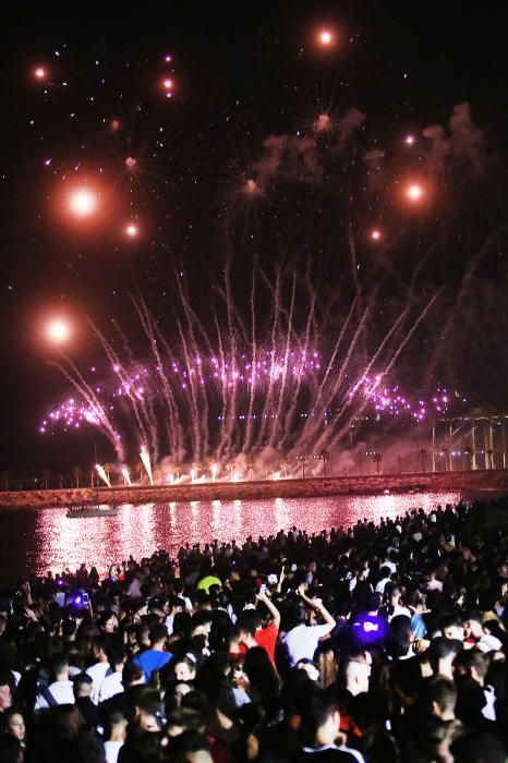 Como es tradición, el espectáculo pirotécnico da paso a días de fiesta en Málaga. Y como cada año, cientos de jóvenes siguieron los fuegos desde la playa de La Malagueta