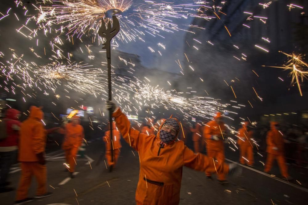 Como preludio a la "cremà" la tradicional cabalgata del fuego recorrió Valencia inundando de pólvora las calles del centro de la ciudad. El espectáculo de correfocs, las carrozas, la luz y el sonido hicieron las delicias de los miles de asistentes que jalonaban el recorrido