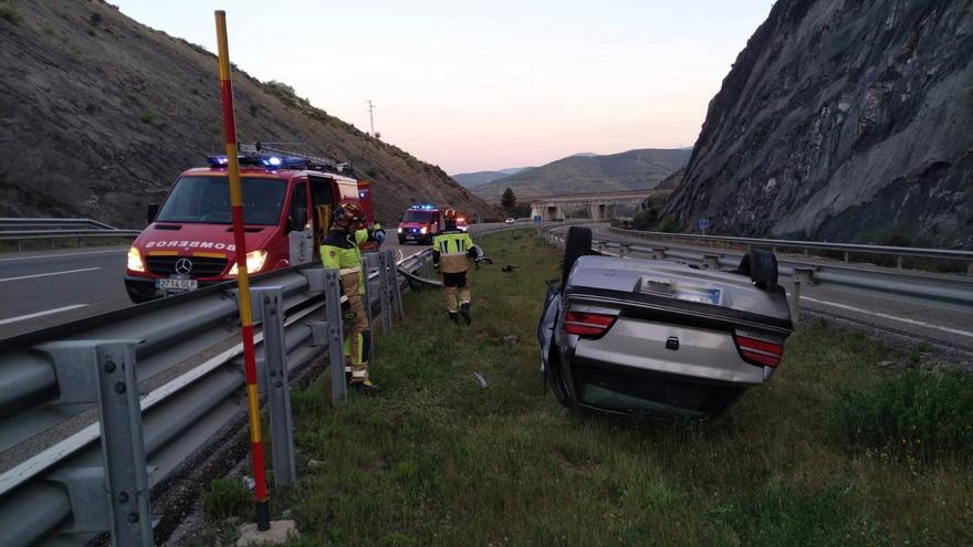 Herida una mujer de 47 años tras volcar un turismo en la mediana de la A-6, en Torre del Bierzo (León)