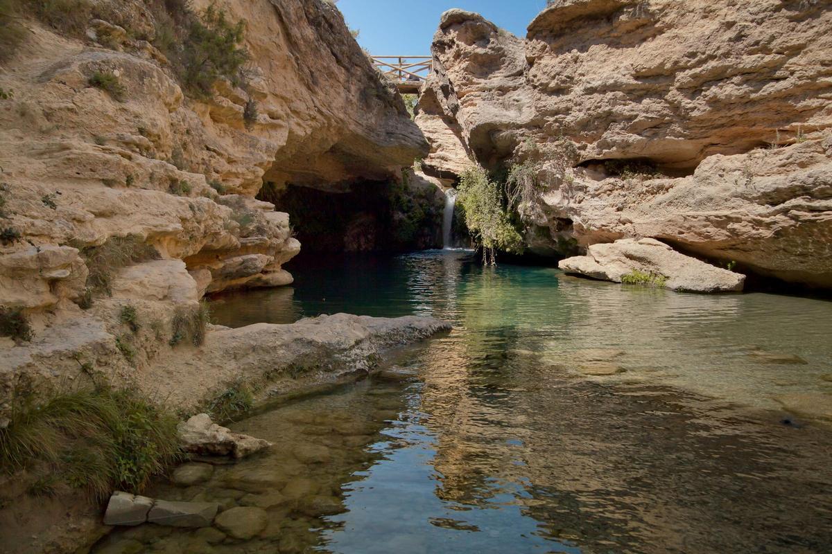 El Salto del Usero ofrece un baño bajo la piedra erosionada, rodeado de vegetación y con el murmullo del agua como única banda sonora