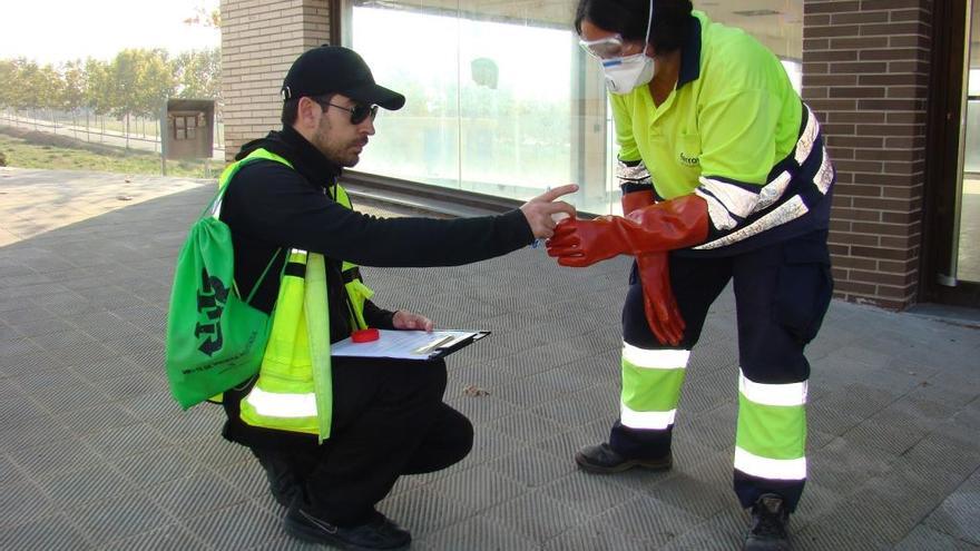 La iniciativa forma part de la campanya per combatre que es deixin deposicions a la via pública