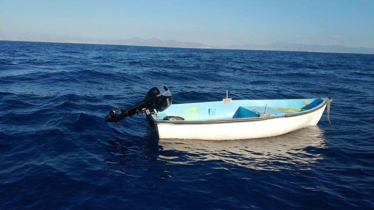 Muere un niño por hipotermia tras hundirse una patera en la costa de Murcia.