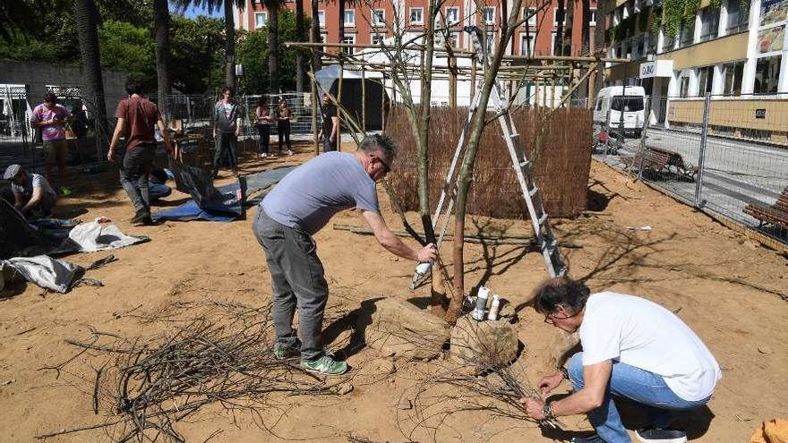 La organización de Acampa monta el campo de refugiados, ayer, en Méndez Núñez.