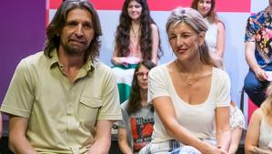 La candidata de Sumar a la Presidencia del Gobierno, Yolanda Díaz (d), y el número 1 del partido en Sevilla, Francisco Sierra (i), durante un acto electoral en Sevilla este domingo. EFE/ Raúl Caro.