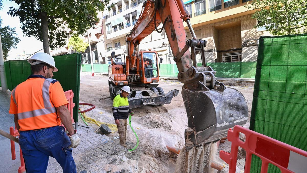 Así avanzan las obras contra socavones de la calle Clara Campoamor en Elche