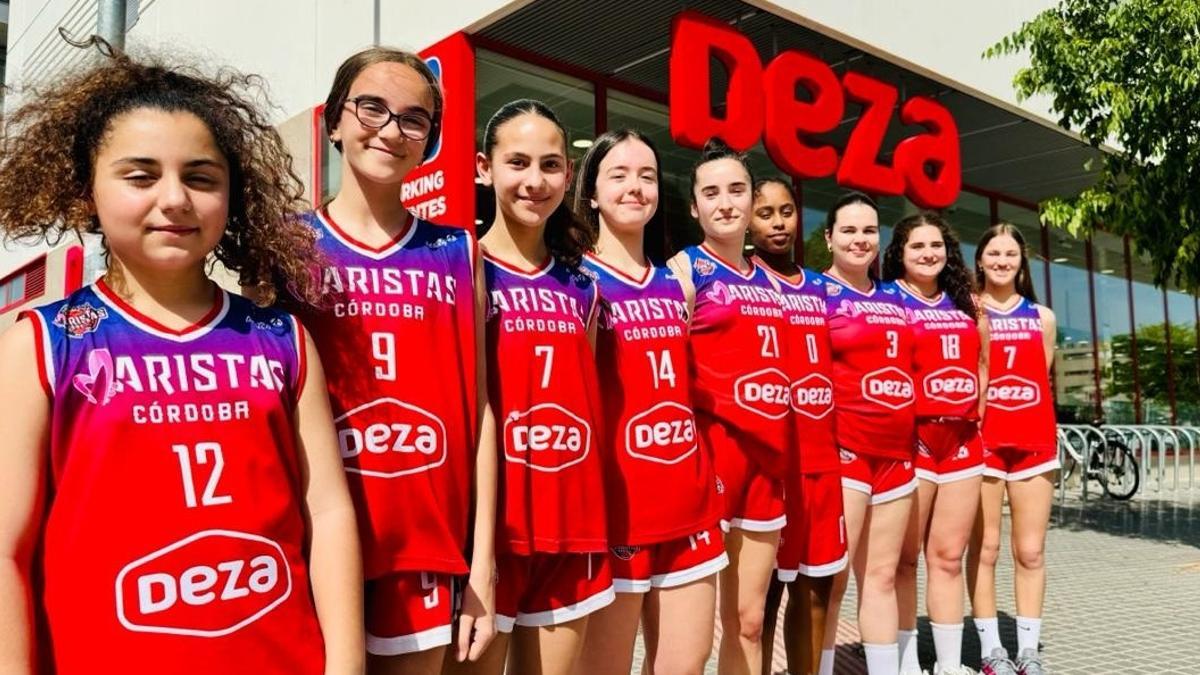 Jugadoras del Deza Maristas Córdoba, junto a una de las sedes de Supermercados Deza.