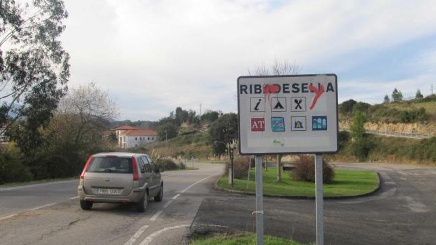 El cartel de entrada a Ribadesella por la AS-263, en el que la «ll» está tachada y en su lugar se ha escrito una «y».