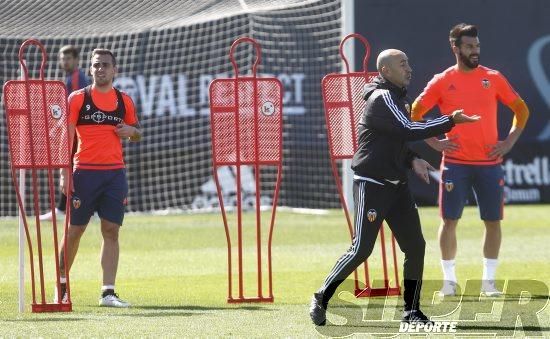 El Valencia CF entrena ante su afición