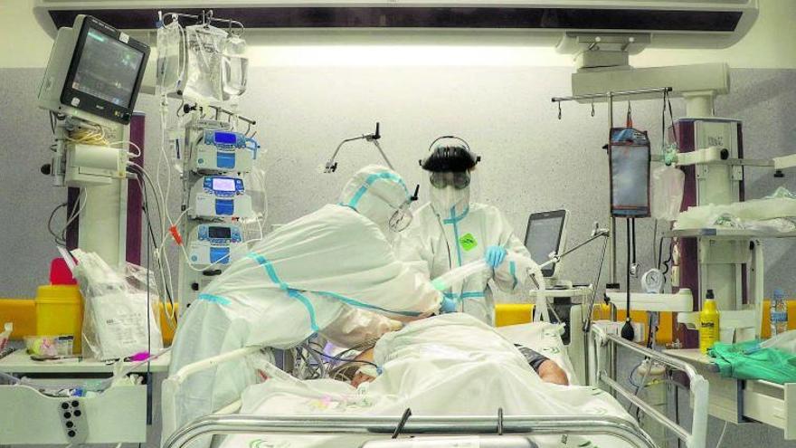 Dos sanitarias atienden a un paciente con Covid-19 en la UCI. | LA OPINIÓN