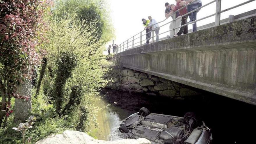 Una sexagenaria salva la vida tras precipitarse su coche al río en Portas