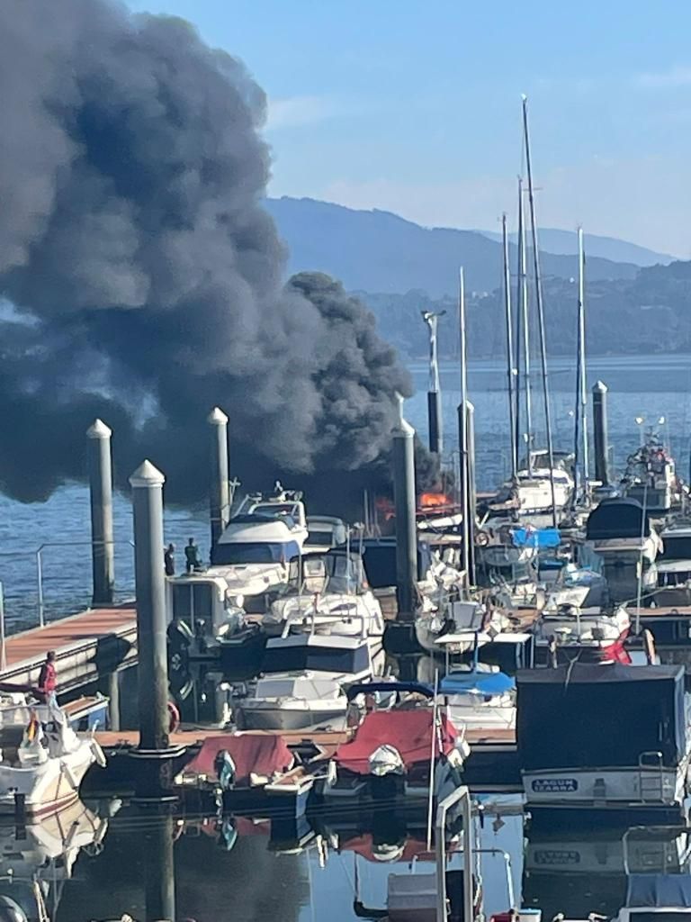 Una columna de humo se levanta en la ría de Vigo: arde una embarcación en San Adrián de Cobres