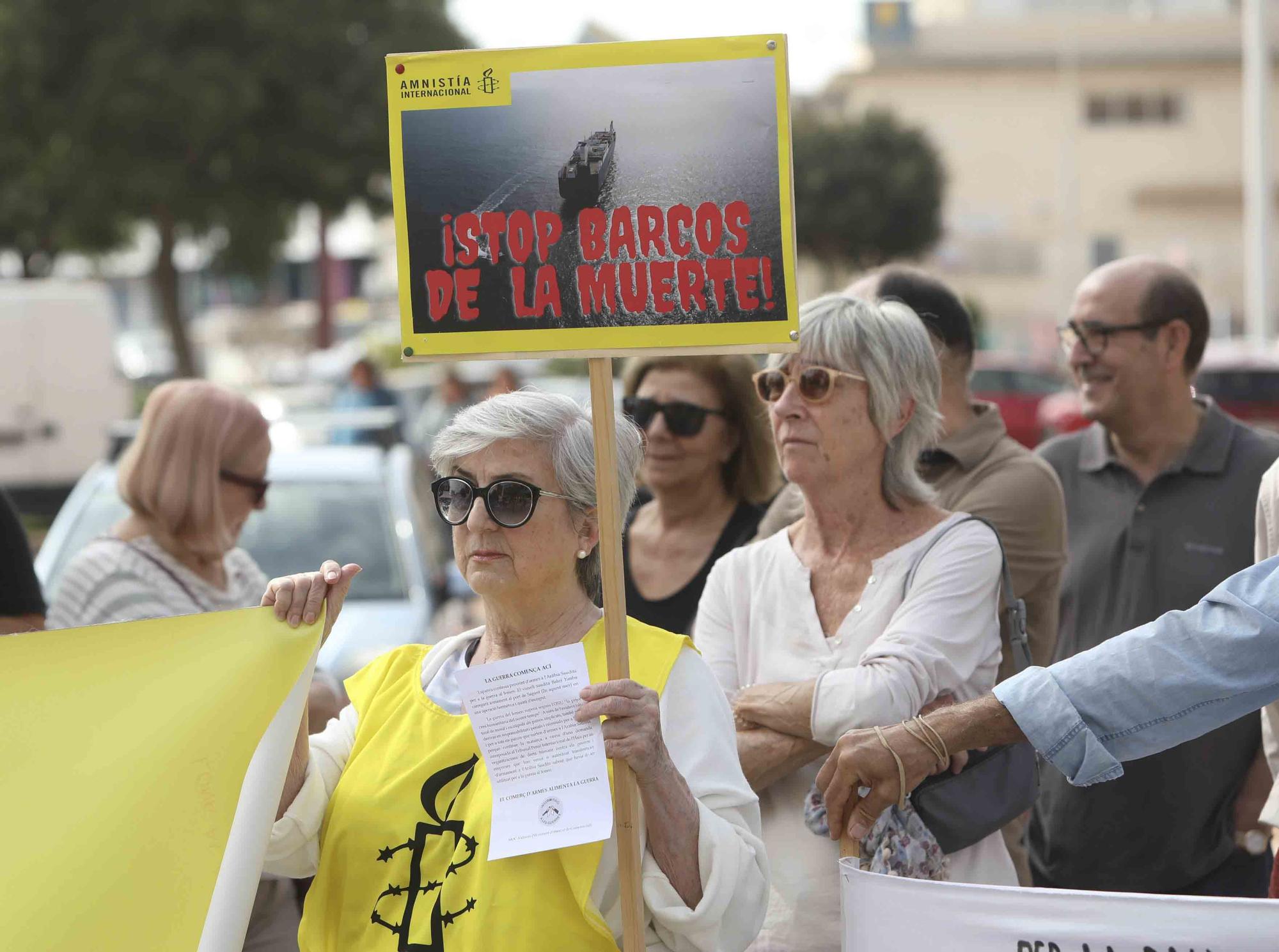 Protesta por la llegada de un barco saudí al Port de Sagunt.