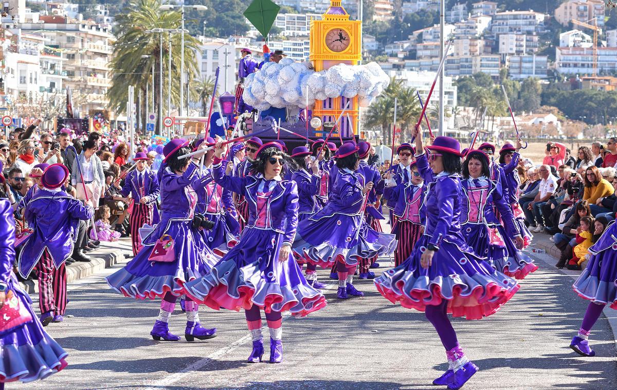 Imatge d'arxiu de la rua del Carnaval de Roses.