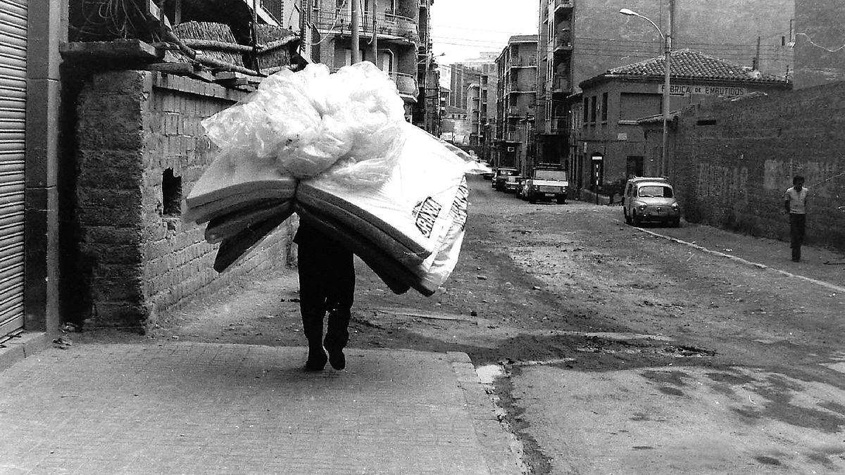 Colchonero en la calle Italia, 1973