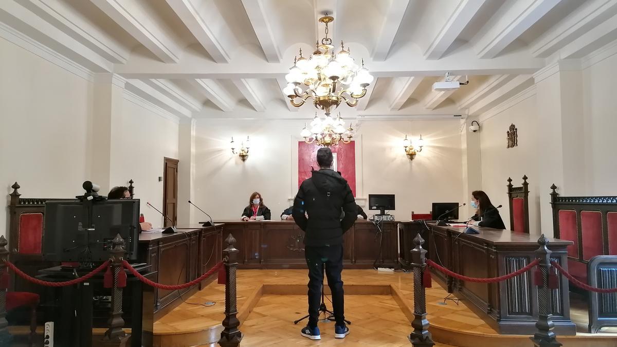 El joven zamorano condenado ante las magistradas de la Audiencia.