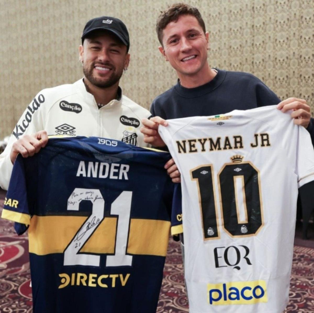 Neymar y Ander Herrera posan sonrientes tras su intercambio de camisetas en Buenos Aires.