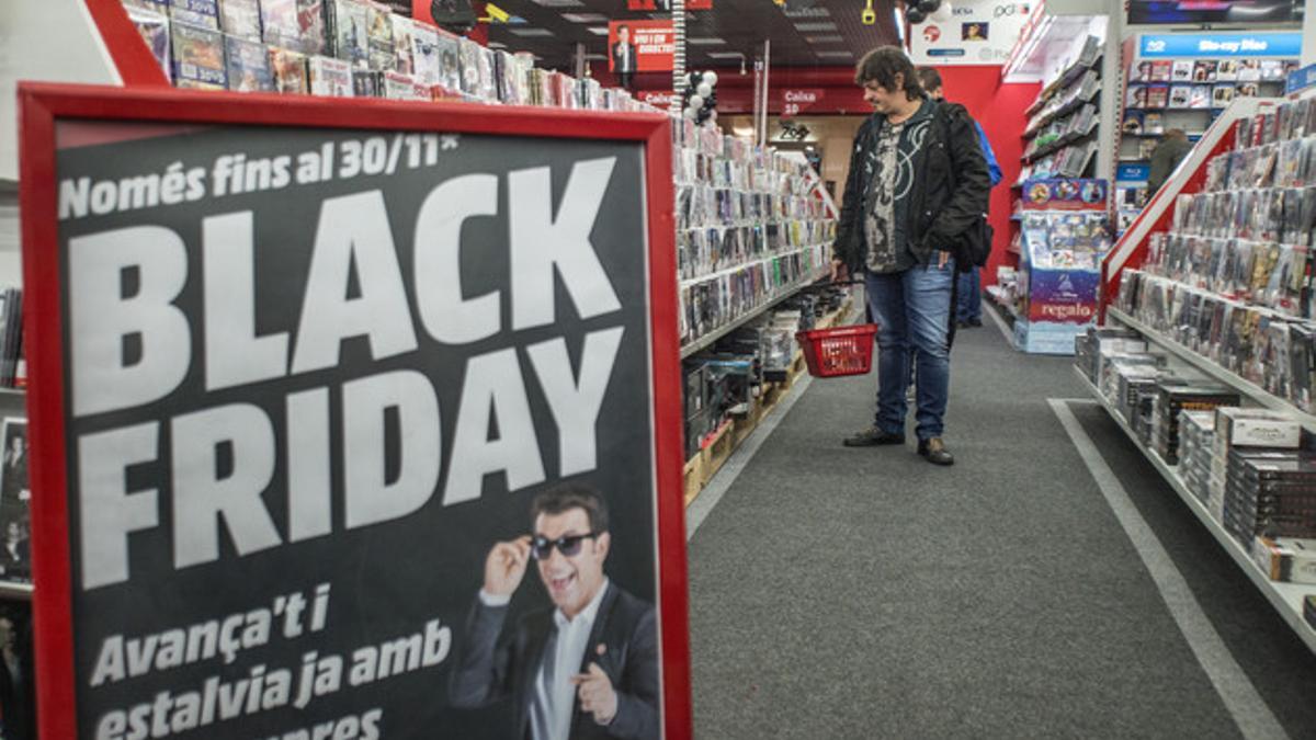 Un hombre busca ofertas en una tienda de electrónica, durante el Black Friday del año pasado.