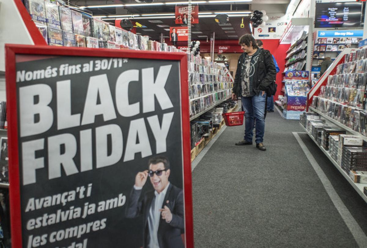 Un home busca ofertes en una botiga d’electrònica, durant el Black Friday de l’any passat.