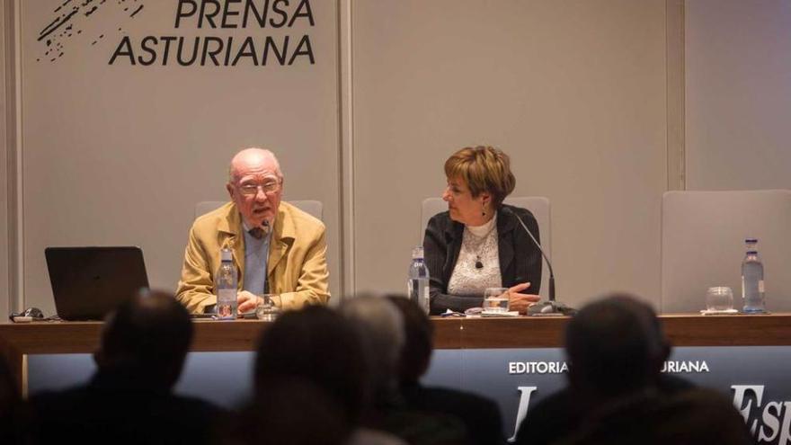 Florentino Martínez y Begoña Serrano, ayer durante la conferencia.