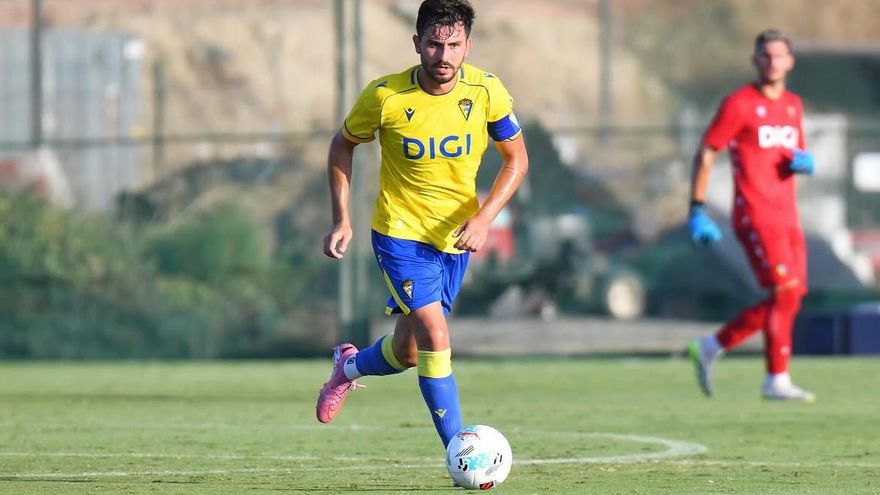 Elche y Cádiz cierran el acuerdo por Víctor Chust