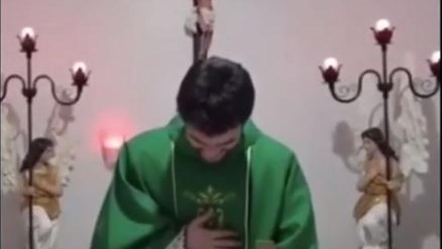 El sacerdote, en pleno ataque de risa durante la misa.