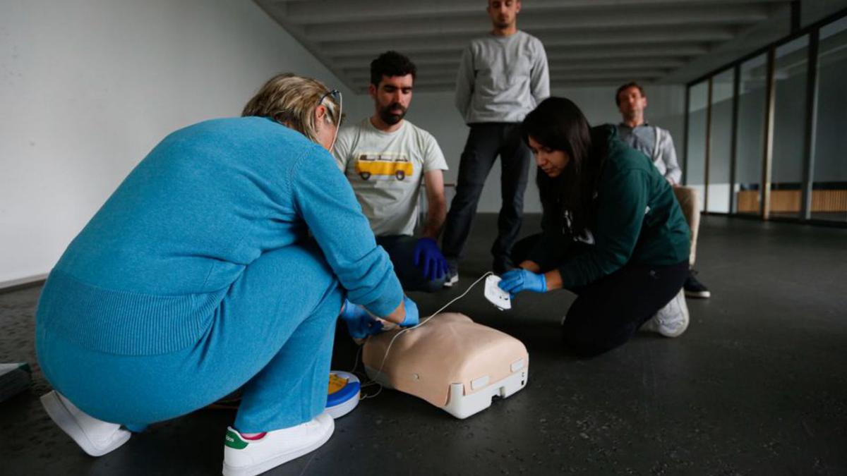 Los alumnos practican una reanimación cardiopulmonar. | TONI ESCOBAR