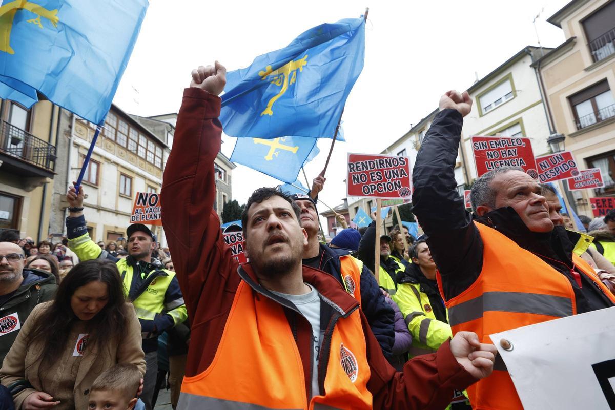 Protesta contra el ERE de Ence en Navia el pasado 1 de enero.