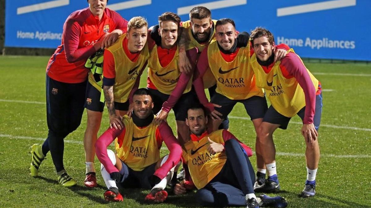 Ter Stegen, Digne, Denis, Piqué, Alcácer, Roberto, Rafinha y Busquets, en el entrenamiento.