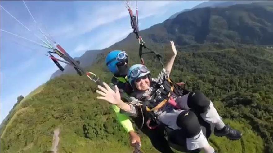 Una mujer de 93 años cumple su sueño de volar en parapente