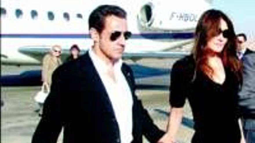 Nicolas Sarkozy y Carla Bruni. Sarkozy viaja a Egipto con Carla Bruni