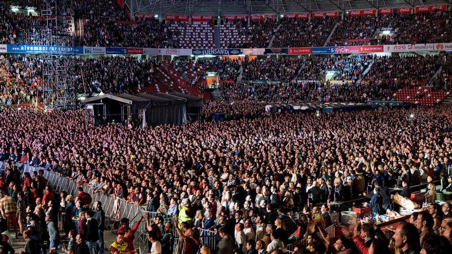 El Molinón, lleno de público, durante el concierto de Bruce Springsteen en 2013.