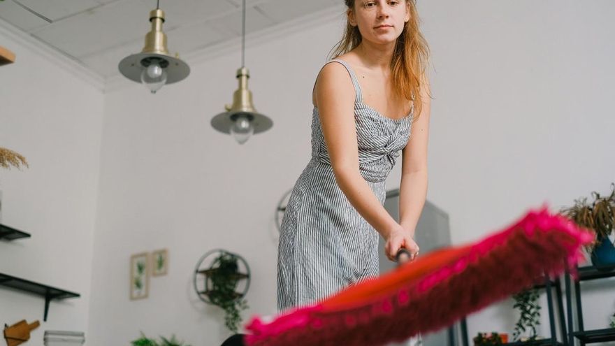 Soy limpiadora y esta es la frecuencia con la que debes fregar el suelo de tu casa en otoño