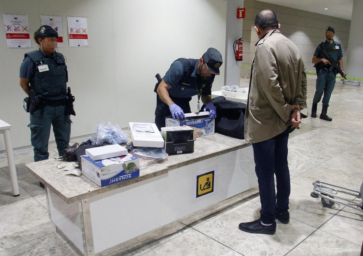 Imagen de archivo de control de aduanas en el Aeropuerto de Alicante - Elche