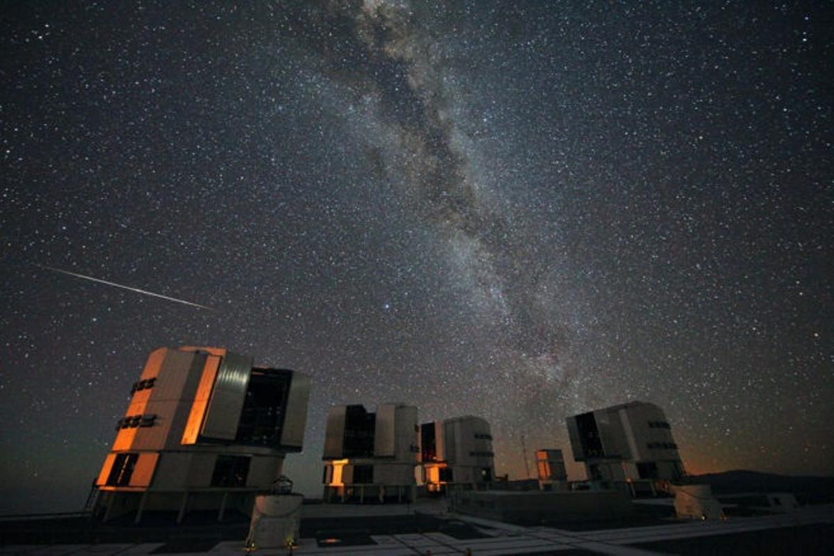 Una perseida atraviesa el cielo nocturno