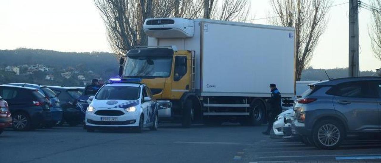 El camión mejillonero, ayer, tras ser detenido por los agentes a la altura de la Casa do Mar.